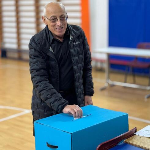 رئيس بلدية حولون موتي ساسون أثناء التصويت