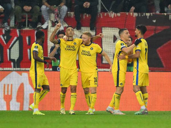 Maccabi Tel Aviv celebrates a huge victory in Piraeus (GETTY)