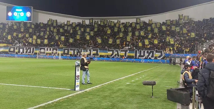 An amazing tribute by Maccabi Tel Aviv fans to its fallen fans (Reuven Schwartz)
