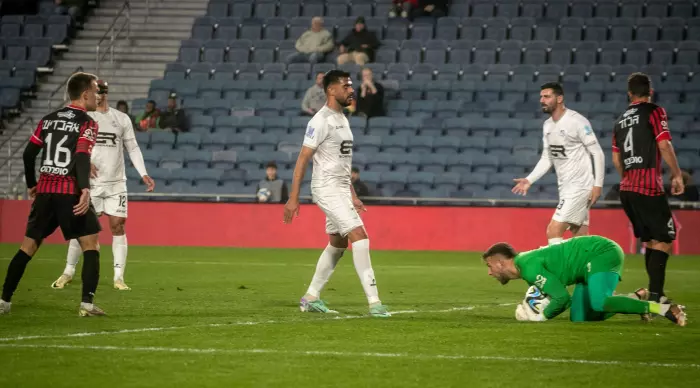 Nadav Zamir catches the ball (Oran Ben Hakon)