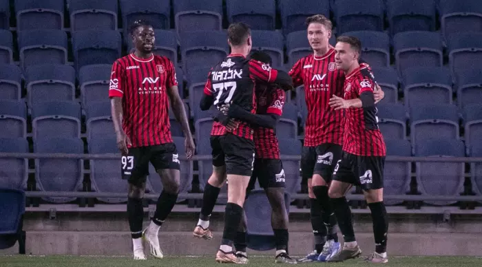 Hapoel Jerusalem players celebrate with Yala Doin (Oren Ben Hakon)