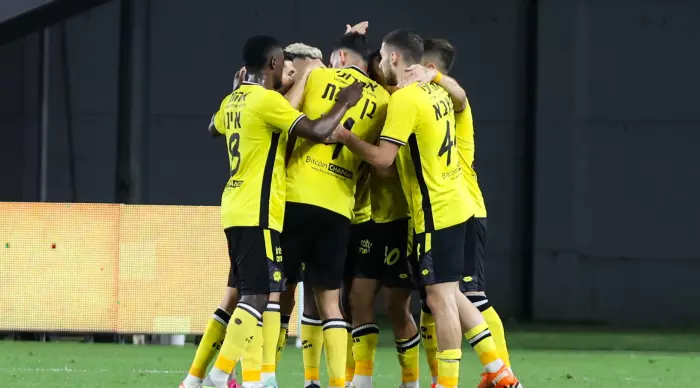 Maccabi Netanya players celebrate the winning goal (Shahar Gros)