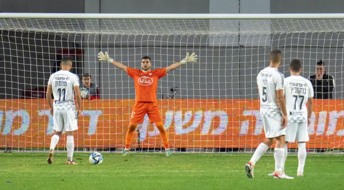 Elad Madmon approaches the penalty (Roi Kafir)