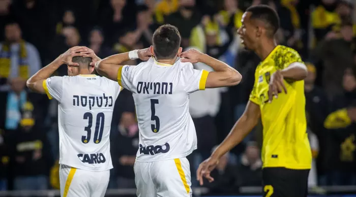 Maccabi Tel Aviv players grab the head (Oren Ben Hakon)