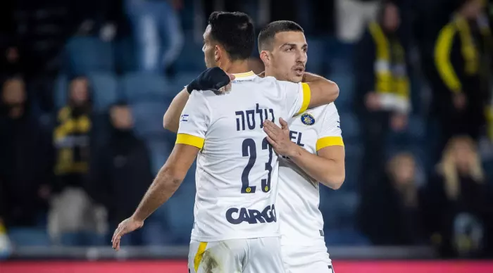 Maccabi Tel Aviv players celebrate at the end (Oren Ben Hakon)