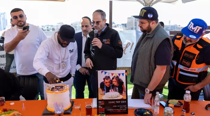 Floyd Mayweather lights the cake for Devir Yehud (Ehud Hatzla Media)