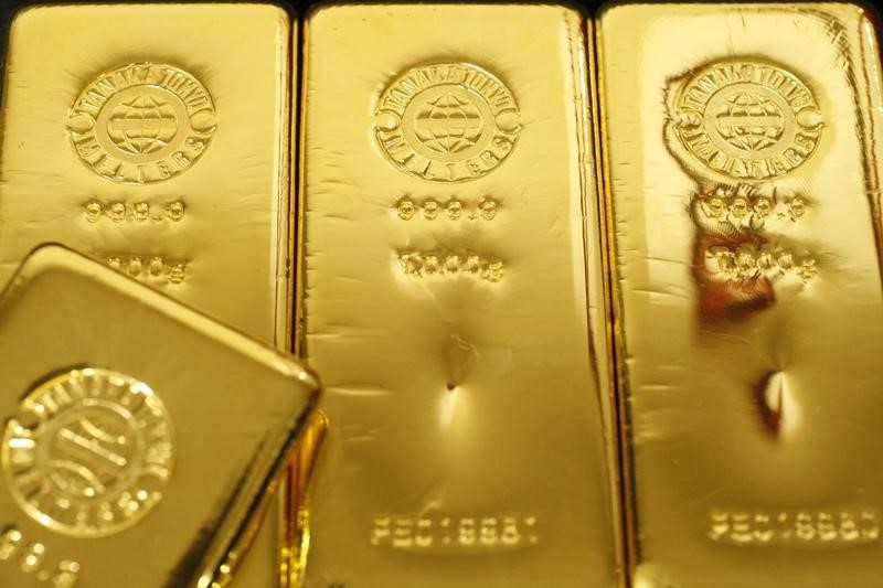 Gold continues to achieve record numbers... and US employment data will determine the course