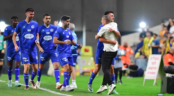 Maor Levy hugs Ran Kozhuk after the goal (Hagi Michaeli)