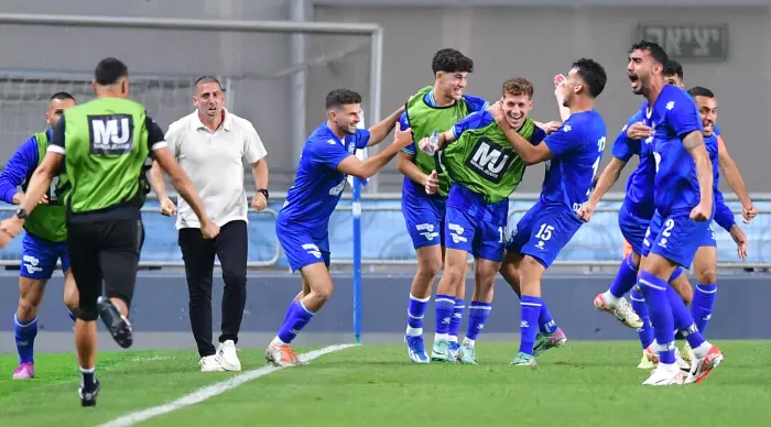 Maccabi Petah Tikva players in a frenzy after Andreas Caro's equalizer (Hagi Michaeli)