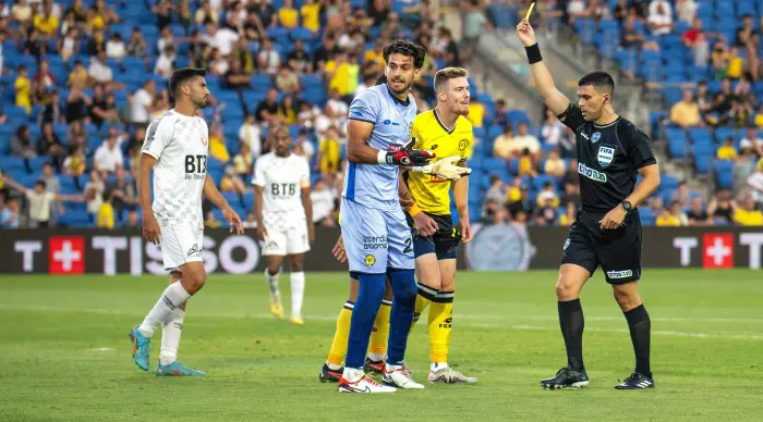 Omar Niraon sees a yellow card (rui kfir)
