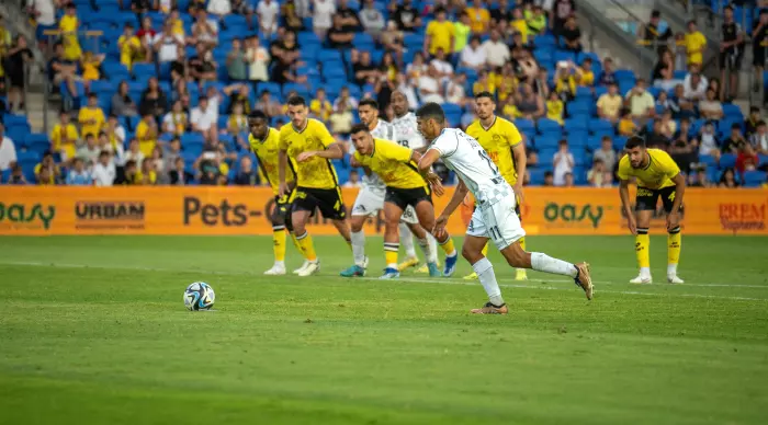 Elad Madmon kicks the penalty (Roi Kafir)