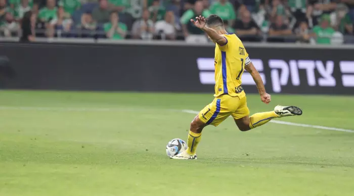 Eran Zahavi kicks the penalty (Omari Stein)