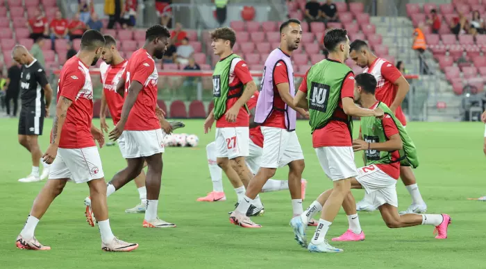 Hapoel Be'er Sheva players warming up (Martin Gotdamek)