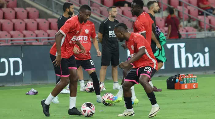 Hapoel Hadera players warming up (Martin Gotdamek)