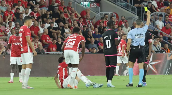 Gal Levy draws a yellow card for Menashe Zalka (Martin Gotdamek)