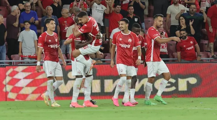 Hapoel Be'er Sheva players celebrate (Martin Gotdamek)