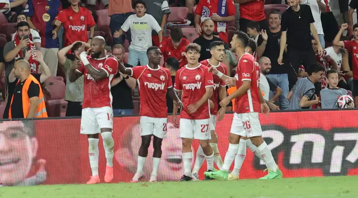 Hapoel Be'er Sheva players celebrate (Martin Gotdamek)