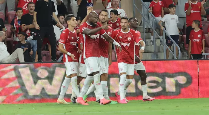 Hapoel Be'er Sheva players celebrate (Martin Gotdamek)