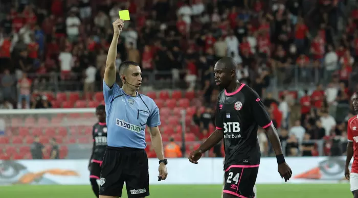 Gal Levy draws a yellow card for Mamadou Amboj (Martin Gotdamek)