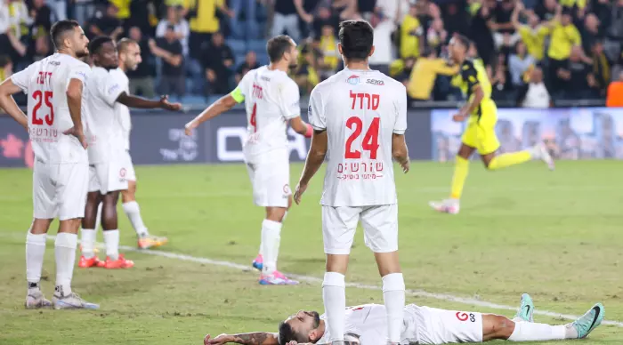 Hapoel Haifa players in shock (Shahar Gross)