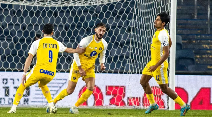 Dor Peretz and Dor Turgeman celebrate with Shagib Yehezkel (Oren Ben Hakon)