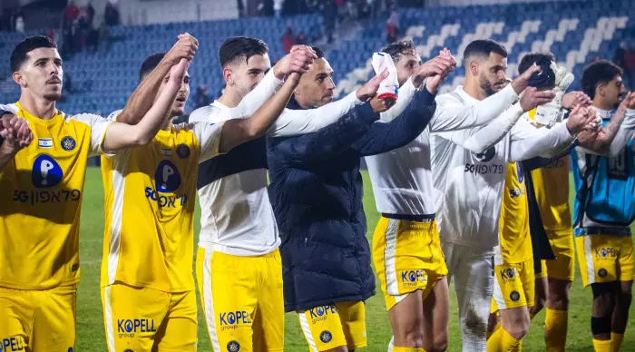 Maccabi Tel Aviv players celebrate at the end (Oren Ben Hakon)