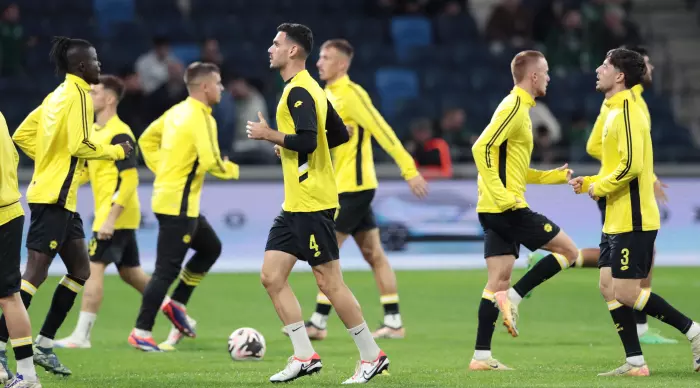 Maccabi Netanya players warming up (Omari Stein)