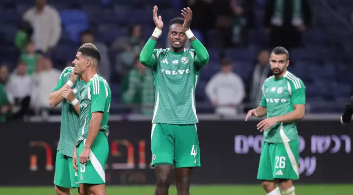 Maccabi Haifa players thank the crowd (Omari Stein)