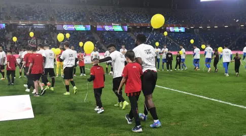 Hapoel Haifa and Ashdod players take the field with yellow balloons (Omari Stein)