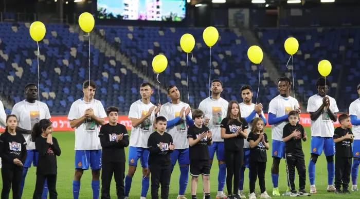 MS Ashdod players with the yellow balloons as a tribute to the abductees still in Gaza (Omari Stein)