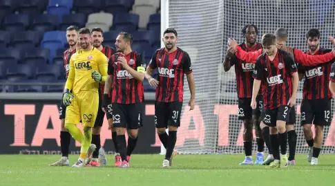 Hapoel Haifa players and Yoav Graffi celebrate at the end (Omari Stein)