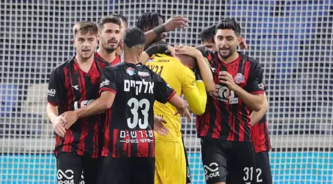 The Hapoel Haifa players are crazy with Yoav Graffi after the save (Omari Stein)